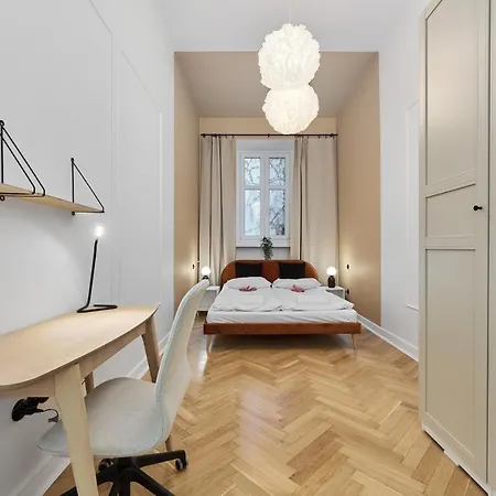 The Market Square Siedmiu Elektorów By Renters *